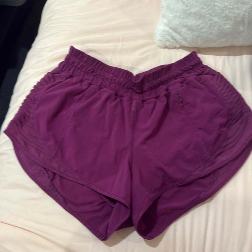 Lululemon 2.5" hotty hot shorts
